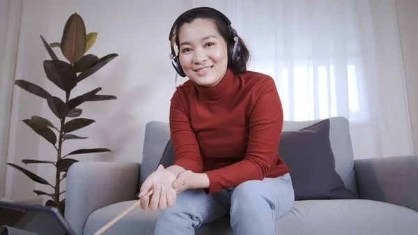 Aziatische Vrouw Redshirt Met Behulp Van Een Tablet Met Hoofdtelefoon — Stockfoto