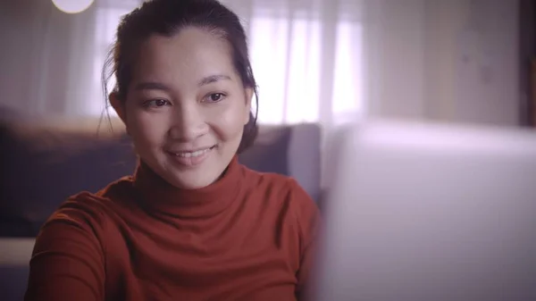 Empresária Camisola Vermelha Usando Laptop Para Reunião Line Trabalhar Casa — Fotografia de Stock