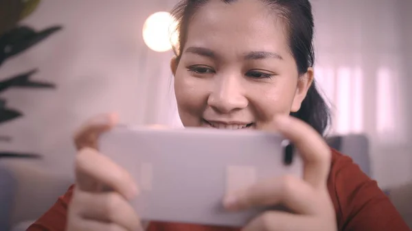 Mulheres Asiáticas Redshirt Usando Smartphone Para Jogos Line Com Emoção — Fotografia de Stock
