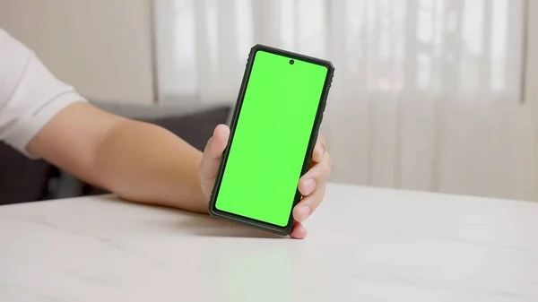 Ręka Człowieka Pokazuje Mobilny Smartfon Zielonym Ekranem Pozycji Pionowej Zielonym — Zdjęcie stockowe