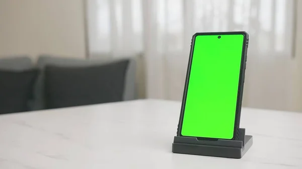 Vertikaler Smartphone Bildschirm Auf Dem Tisch Mit Grünem Bildschirm Über — Stockfoto
