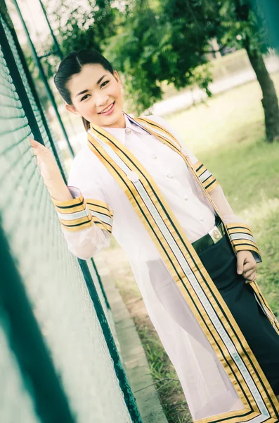 O retrato de formatura feminina em vestido acadêmico está procurando forwa — Fotografia de Stock