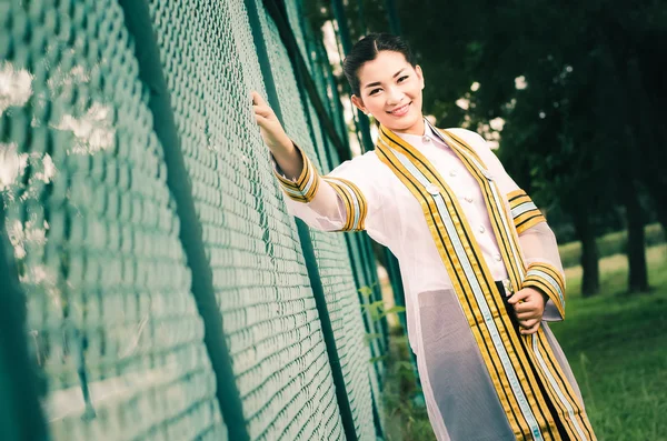 Il ritratto di laurea femminile in abito accademico sta cercando forwa — Foto Stock