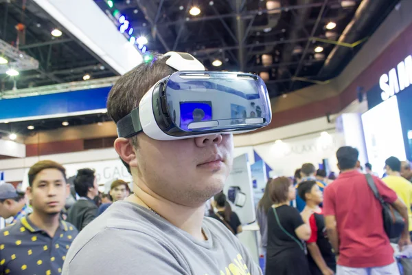 Bangkok, Tayland - 5 Ekim 2014: The Man ues Samsung G