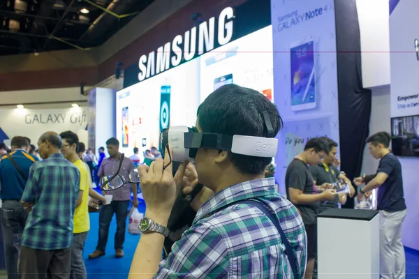 BANGKOK, THAILAND - October 5, 2014  :The  Man ues the Samsung G — Stock Photo, Image