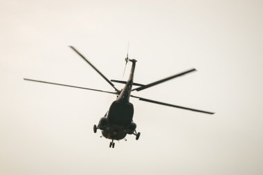 Bangkok, Tayland - 20 Şubat: Bangkok, Tayland için muharebe operasyonları içine Şubat'ta asker göndermeye üsleri üzerinden uçan ordu Mi-171 helikopter 20,2015