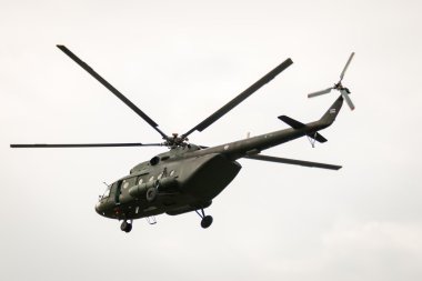 Bangkok, Tayland - 20 Şubat: Bangkok, Tayland için muharebe operasyonları içine Şubat'ta asker göndermeye üsleri üzerinden uçan ordu Mi-171 helikopter 20,2015