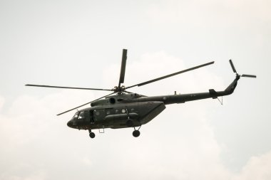 Bangkok, Tayland - 20 Şubat: Bangkok, Tayland için muharebe operasyonları içine Şubat'ta asker göndermeye üsleri üzerinden uçan ordu Mi-171 helikopter 20,2015