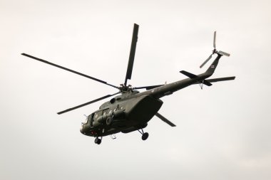 Bangkok, Tayland - 20 Şubat: Bangkok, Tayland için muharebe operasyonları içine Şubat'ta asker göndermeye üsleri üzerinden uçan ordu Mi-171 helikopter 20,2015