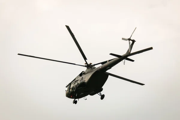 BANGKOK, THAILAND - FEB 20: Army Mi-171 helicopter flying from bases to send soldiers into combat operations in Bangkok, Thailand on February 20,2015 — Stock Photo, Image