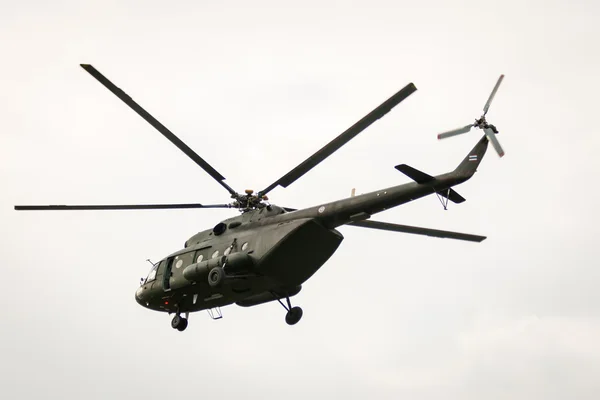 BANGKOK, THAILAND - FEB 20: Army Mi-171 helicopter flying from bases to send soldiers into combat operations in Bangkok, Thailand on February 20,2015 — Stock Photo, Image