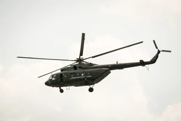 BANGKOK, THAILAND - FEB 20: Army Mi-171 helicopter flying from bases to send soldiers into combat operations in Bangkok, Thailand on February 20,2015 — Stock Photo, Image