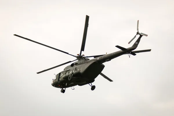 BANGKOK, THAILAND - FEB 20: Army Mi-171 helicopter flying from bases to send soldiers into combat operations in Bangkok, Thailand on February 20,2015 — Stock Photo, Image