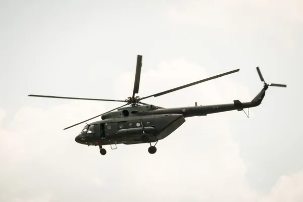 Bangkok, Thaiföld - február 20-án: Mi-171 hadsereg Helikopter repül a bázisok, hogy küldjön katonákat a hadműveleteket, Bangkok, Thaiföld-február 20,2015 Jogdíjmentes Stock Képek