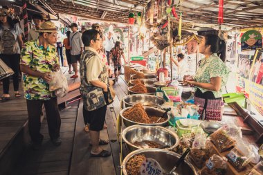 Phra Nakhon Si Ayutthaya, Tayland - 14 Nisan 2015: Yüzen Pazar sunmaktadır. Bir çok ziyaretçi, Thais ve Tay giysi ve Ayutthaya, Tayland, Tayland yemeği çeşitleri ile yabancı ziyaretçiler vardır