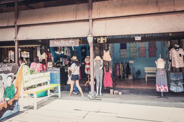 Phra Nakhon Si Ayutthaya, Tayland - 14 Nisan 2015: Yüzen Pazar sunmaktadır. Bir çok ziyaretçi, Thais ve Tay giysi ve Ayutthaya, Tayland, Tayland yemeği çeşitleri ile yabancı ziyaretçiler vardır