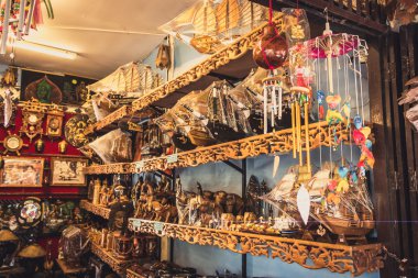 Phra Nakhon Si Ayutthaya, Tayland - 14 Nisan 2015: Yüzen Pazar sunmaktadır. Bir çok ziyaretçi, Thais ve Tay giysi ve Ayutthaya, Tayland, Tayland yemeği çeşitleri ile yabancı ziyaretçiler vardır