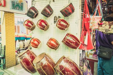 Phra Nakhon Si Ayutthaya, Tayland - 14 Nisan 2015: Yüzen Pazar sunmaktadır. Bir çok ziyaretçi, Thais ve Tay giysi ve Ayutthaya, Tayland, Tayland yemeği çeşitleri ile yabancı ziyaretçiler vardır