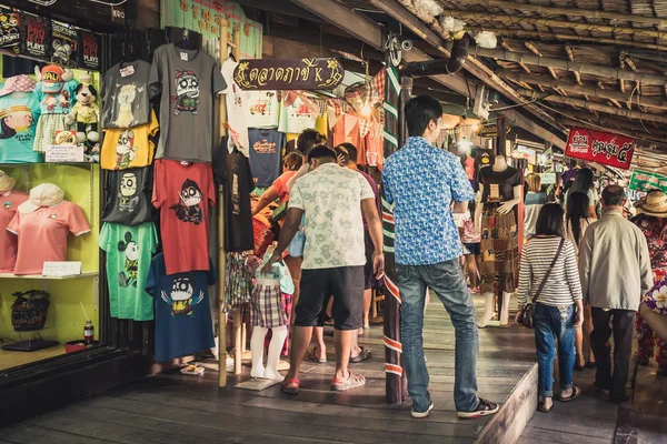 Phra Nakhon Si Ayutthaya, Tailandia - 14 de abril de 2015: Mercado flotante de Ayothaya. Tiene muchos visitantes, tanto tailandeses como extranjeros con variedades de ropa tailandesa y comida tailandesa en Ayutthaya, Tailandia — Foto de Stock