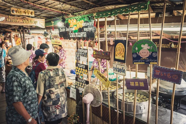 Phra Nakhon Si Ayutthaya, Thailand - April 14, 2015: Ayothaya Floating Market. Has a many visitors, both Thais and foreign visitors with varieties of Thai clothes and Thai food at Ayutthaya,Thailand — Stock Photo, Image