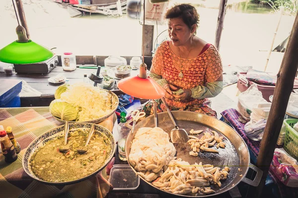 Phra Nakhon Si Ayutthaya, Thailand - April 14, 2015: Ayothaya Floating Market. Has a many visitors, both Thais and foreign visitors with varieties of Thai clothes and Thai food at Ayutthaya,Thailand — Stock Photo, Image