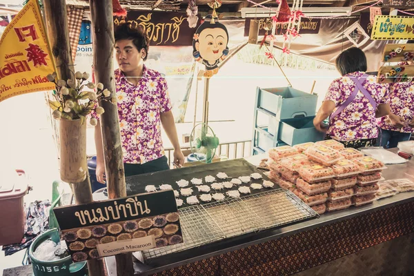 Phra Nakhon Si Ayutthaya, Thailand - April 14, 2015: Ayothaya Floating Market. Has a many visitors, both Thais and foreign visitors with varieties of Thai clothes and Thai food at Ayutthaya,Thailand — Stock Photo, Image