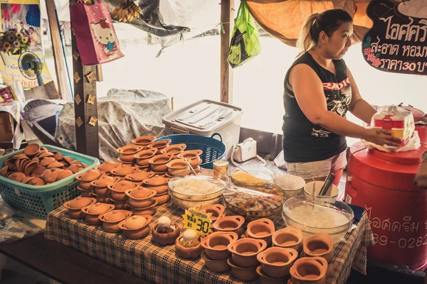 Phra Nakhon Si Ayutthaya, Thailand - April 14, 2015: Ayothaya Floating Market. Has a many visitors, both Thais and foreign visitors with varieties of Thai clothes and Thai food at Ayutthaya,Thailand — Stock Photo, Image