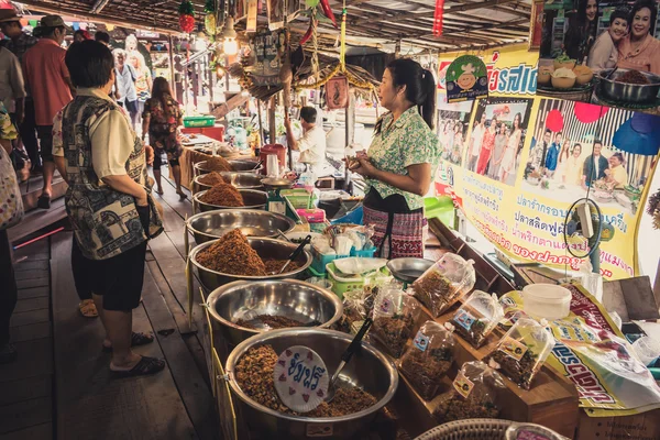 Phra Nakhon Si Ayutthaya, Tailândia - 14 de abril de 2015: Ayothaya Floating Market. Tem muitos visitantes, tanto tailandeses quanto estrangeiros, com variedades de roupas tailandesas e comida tailandesa em Ayutthaya, Tailândia — Fotografia de Stock