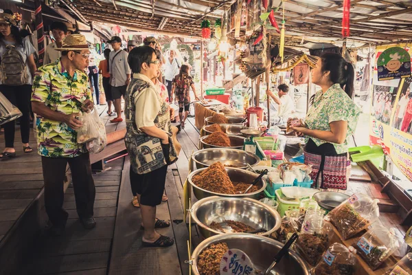 Phra Nakhon Si Ayutthaya, Thailand - April 14, 2015: Ayothaya Floating Market. Has a many visitors, both Thais and foreign visitors with varieties of Thai clothes and Thai food at Ayutthaya,Thailand — Stock Photo, Image