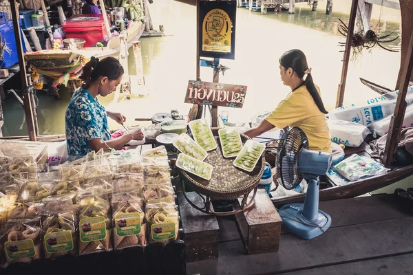 Phra Nakhon Si Ayutthaya, Thailand - April 14, 2015: Ayothaya Floating Market. Has a many visitors, both Thais and foreign visitors with varieties of Thai clothes and Thai food at Ayutthaya,Thailand — Stock Photo, Image