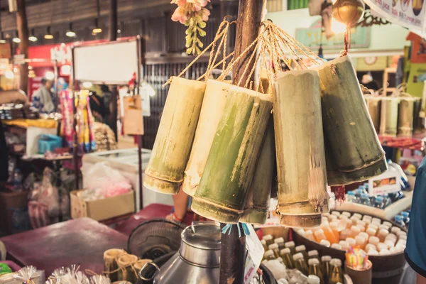 Phra Nakhon Si Ayutthaya, Tailândia - 14 de abril de 2015: Ayothaya Floating Market. Tem muitos visitantes, tanto tailandeses quanto estrangeiros, com variedades de roupas tailandesas e comida tailandesa em Ayutthaya, Tailândia — Fotografia de Stock