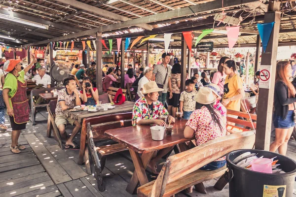 Phra Nakhon Si Ayutthaya, Tailândia - 14 de abril de 2015: Ayothaya Floating Market. Tem muitos visitantes, tanto tailandeses quanto estrangeiros, com variedades de roupas tailandesas e comida tailandesa em Ayutthaya, Tailândia — Fotografia de Stock