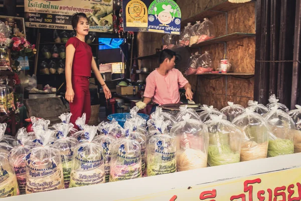 Phra Nakhon Si Ayutthaya, Thailand - April 14, 2015: Ayothaya Floating Market. Has a many visitors, both Thais and foreign visitors with varieties of Thai clothes and Thai food at Ayutthaya,Thailand — Stock Photo, Image