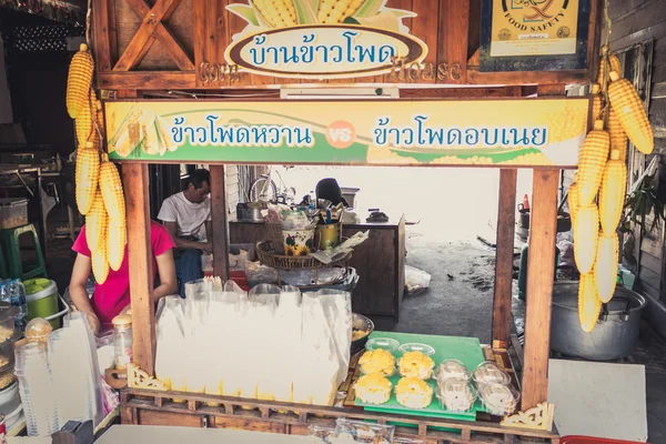 Phra Nakhon Si Ayutthaya, Ταϊλάνδη - 14 Απριλίου 2015: Ayothaya πλωτή αγορά. Έχει ένα πολλούς επισκέπτες, δύο Ταϊλανδοί και ξένοι επισκέπτες με ποικιλίες της Ταϊλάνδης ρούχα και Ταϊλανδικά τρόφιμα στο Ayutthaya, Ταϊλάνδη — Φωτογραφία Αρχείου