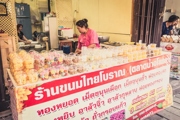 Phra Nakhon Si Ayutthaya, Thailand - 14 April 2015: Ayothaya flytande marknaden. Har en många besökare, både thailändare och utländska besökare med sorter av thailändska kläder och thailändsk mat på Ayutthaya, Thailand — Stockfoto