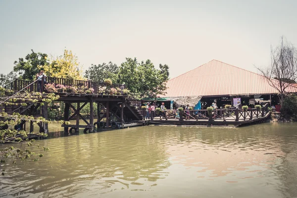 Phra Nakhon Si Ayutthaya, Tailandia - 14 de abril de 2015: Mercado flotante de Ayothaya. Tiene muchos visitantes, tanto tailandeses como extranjeros con variedades de ropa tailandesa y comida tailandesa en Ayutthaya, Tailandia — Foto de Stock