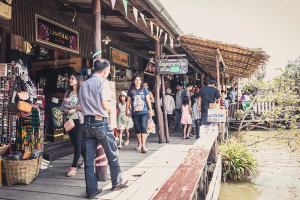 Phra Nakhon Si Ayutthaya, Tailandia - 14 de abril de 2015: Mercado flotante de Ayothaya. Tiene muchos visitantes, tanto tailandeses como extranjeros con variedades de ropa tailandesa y comida tailandesa en Ayutthaya, Tailandia — Foto de Stock