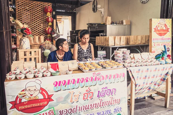 Phra Nakhon Si Ayutthaya, Thailand - April 14, 2015: Ayothaya Floating Market. Has a many visitors, both Thais and foreign visitors with varieties of Thai clothes and Thai food at Ayutthaya,Thailand — Stock Photo, Image