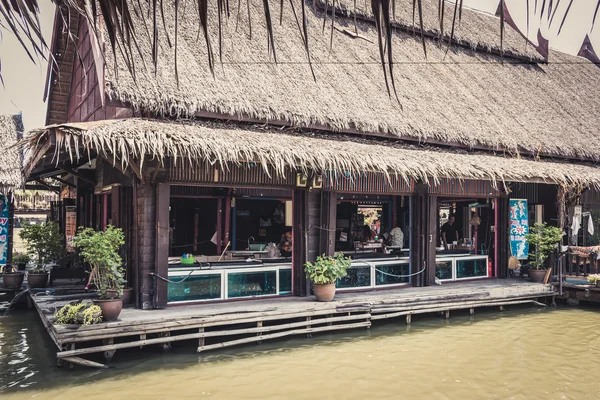 Phra Nakhon Si Ayutthaya, Tayland - 14 Nisan 2015: Yüzen Pazar sunmaktadır. Bir çok ziyaretçi, Thais ve Tay giysi ve Ayutthaya, Tayland, Tayland yemeği çeşitleri ile yabancı ziyaretçiler vardır