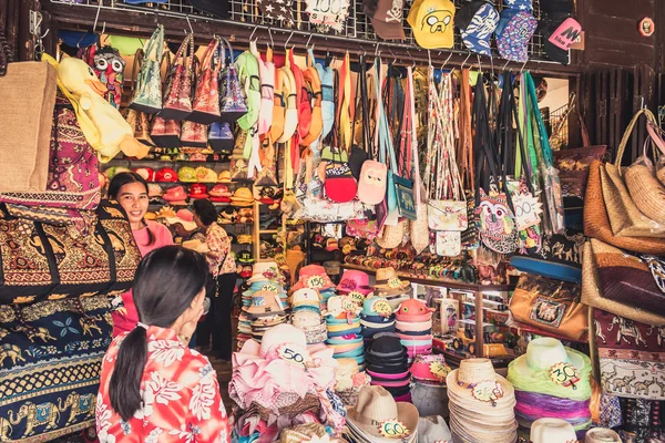 Phra Nakhon Si Ayutthaya, Tailandia - 14 de abril de 2015: Mercado flotante de Ayothaya. Tiene muchos visitantes, tanto tailandeses como extranjeros con variedades de ropa tailandesa y comida tailandesa en Ayutthaya, Tailandia — Foto de Stock