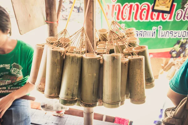 Пра Накхон Si Аюттхая, Таїланд - 14 квітня 2015: Попередньо плавучий ринок. Має багато відвідувачів, тайці та іноземні гості з сортів тайський одяг та тайської кухні у Ayutthaya, Таїланд — стокове фото