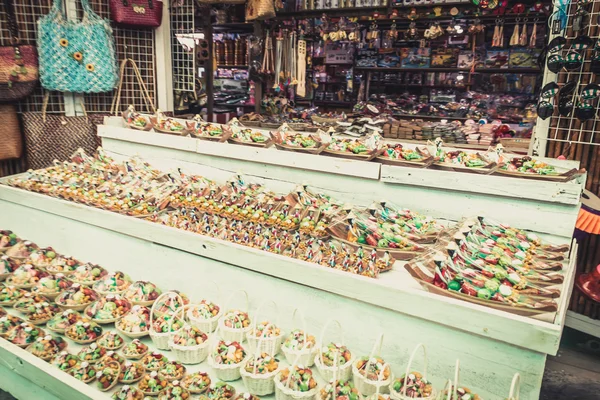 Phra Nakhon Si Ayutthaya, Thailand - April 14, 2015: Ayothaya Floating Market. Has a many visitors, both Thais and foreign visitors with varieties of Thai clothes and Thai food at Ayutthaya,Thailand — Stock Photo, Image