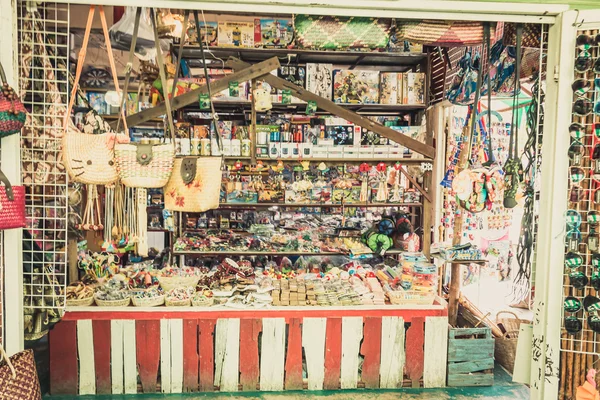 Phra Nakhon Si Ayutthaya, Tailandia - 14 de abril de 2015: Mercado flotante de Ayothaya. Tiene muchos visitantes, tanto tailandeses como extranjeros con variedades de ropa tailandesa y comida tailandesa en Ayutthaya, Tailandia — Foto de Stock