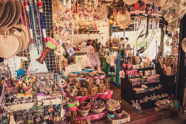 Phra Nakhon Si Ayutthaya, Tailandia - 14 de abril de 2015: Mercado flotante de Ayothaya. Tiene muchos visitantes, tanto tailandeses como extranjeros con variedades de ropa tailandesa y comida tailandesa en Ayutthaya, Tailandia — Foto de Stock