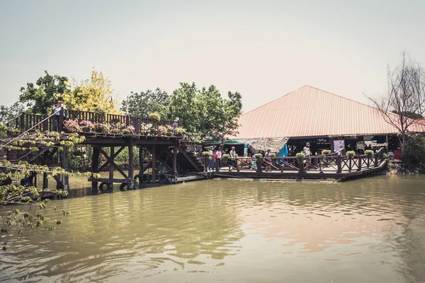 Phra Nakhon Si Ayutthaya, Thaiföld - április 14-én 2015-ig: Ayothaya úszó piac. Van sok látogató, Thaisz, mind a külföldi látogatók Thai ruhák és a Thai ételeket a Ayutthaya, Thaiföld Stock Fotó