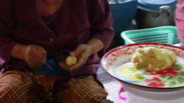 Tayland tatlı, mix un, Hindistan cevizi ve sonra kızarmış.