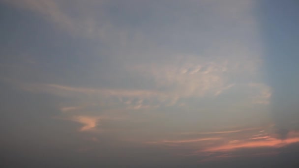 Gün batımı mavi gökyüzü ve bulutlar arka planlar — Stok video