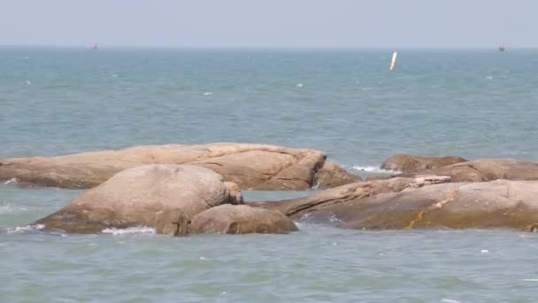 Zee met rock op Thaise strand — Stockvideo