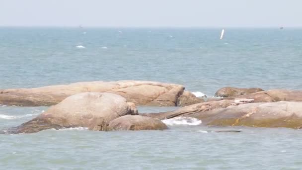 Море скелі на тайський пляж — стокове відео