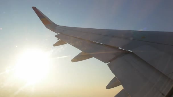 La vue depuis une fenêtre d'avion - Aile d'un avion volant 